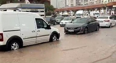 Siirt'te sağanak yağış sele neden oldu, iş yerleri ve seralar zarar gördü
