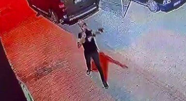 Silahı ateş almayınca panikledi, sonra yeniden ateş açtı... O anlar kamerada