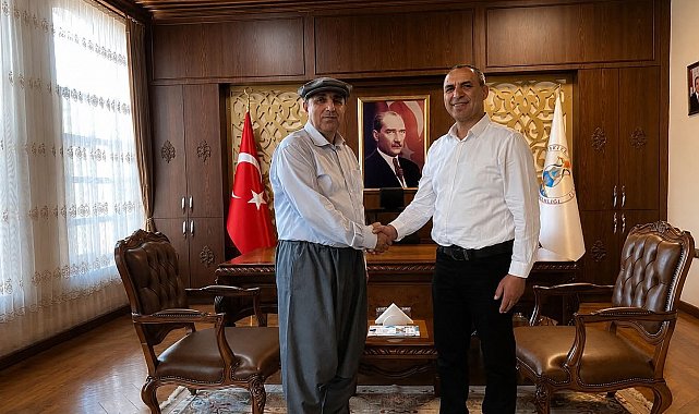 Silifke Kaymakamı Aslaner şalvar giyip kasket taktı, çiftçilerin gününü kutladı
