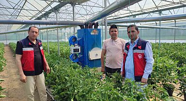 Simav'da topraksız seraya geçiş yapan üreticilere teknik bilgi verildi