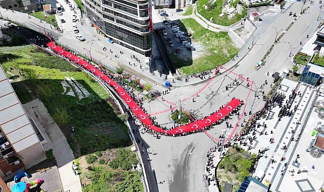 Şırnak'ta 115 metrelik Türk bayrağını dalgalandırarak yürüdüler