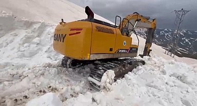 Şırnak'ta karla mücadele çalışmaları 7 aydır sürüyor