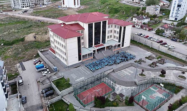 Sivas'ta 900 öğrenci eşzamanlı hareket etti, hep bir ağızdan "Feda Türkiye'm" dedi