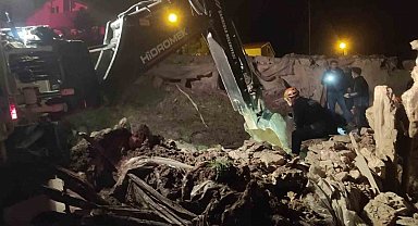 Sivas'ta çatısı çöken ağıldaki 13 küçükbaş telef oldu