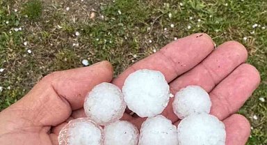 Sivas'ta fındık büyüklüğünde dolu yağdı, ağaçlar çiçek döktü