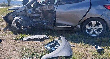 Sivas'ta iki otomobilin çarpıştığı kazada 4 kişi yaralandı