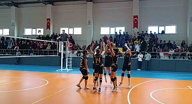 Siverek Spor Lisesi kız voleybol takımı şampiyon