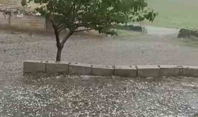 Siverek'te ceviz büyüklüğünde dolu yağdı