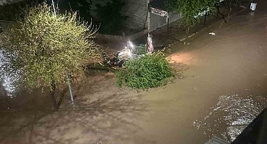 Siverek'te dolu ve sağanak hayatı felç etti