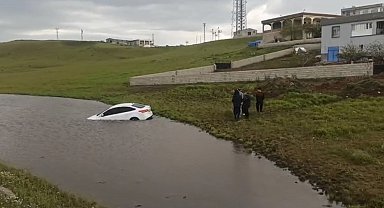 Siverek'te otomobil gölete düştü