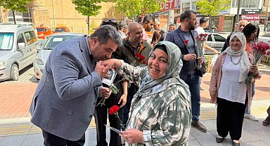 Sokaklardaki annelere karanfil dağıttılar