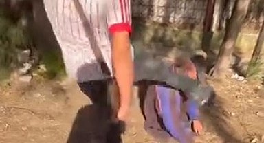 Sokakta uyuyan yaşlı adamın yüzüne tekme atıp sosyal medyada paylaştılar