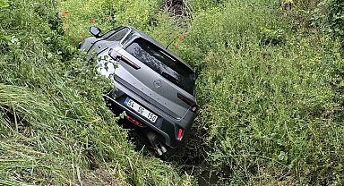 Su kanalına devrilen otomobildeki 2 kişi yaralandı
