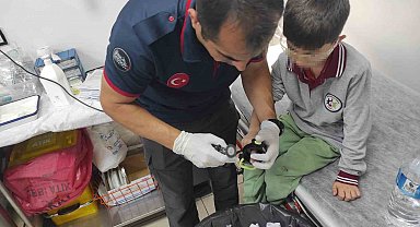 Su matarasına sıkışan parmağı hastanede çıkardılar