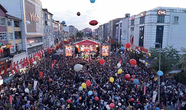 Sultanbeyli'de kanseri yenen Zeyd için binlerce balon gökyüzüne bırakıldı