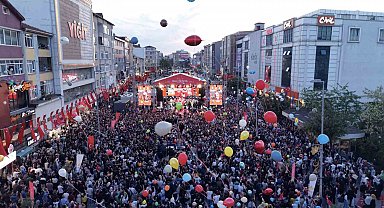 Sultanbeyli'de kanseri yenen Zeyd için binlerce balon gökyüzüne bırakıldı