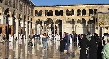 Suriye'de binlerce kişi tarihi Emevi Camii'nde bayram namazı kıldı