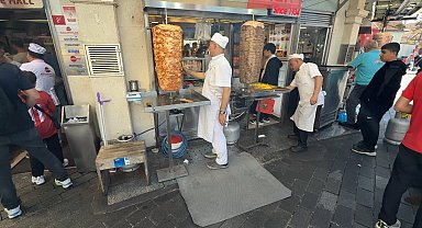 Taksim'de doğalgaz onarımı uzun sürünce esnaf, çareyi tüp kullanarak buldu