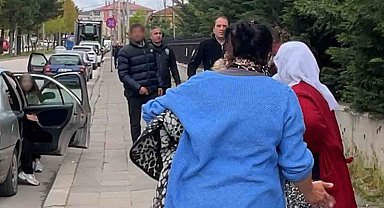 Tanığın verdiği ifadeyi beğenmeyen sanık yakınları hırsını kadın gazetecilerden çıkardı
