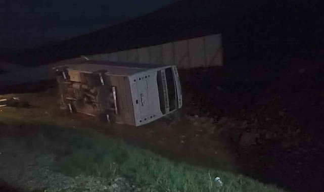 Taraftarları taşıyan midibüs devrildi, 27 taraftar yaralandı