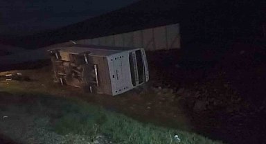 Taraftarları taşıyan midibüs devrildi, 27 taraftar yaralandı