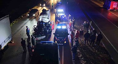 Tarım işçilerini taşıyan minibüs tıra çarptı: 12 yaralı