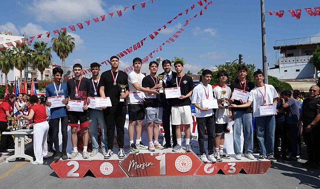 Tarsus'ta 19 Mayıs coşkusu, genç sporcular ödüllendirildi
