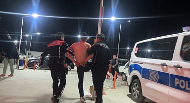 Tartıştığı arkadaşını bıçakladı, polis ekiplerine zor anlar yaşattı