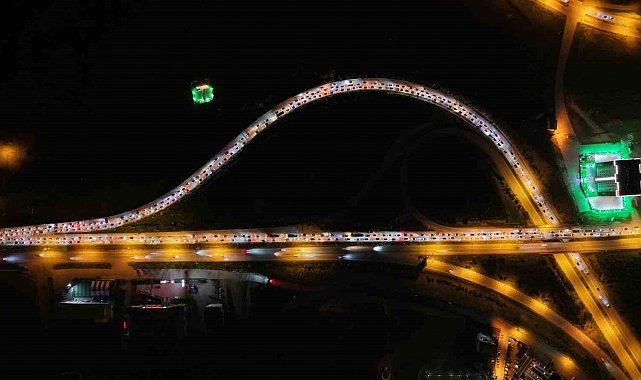 Tatilciler dönüş yoluna geçti, kilometrelerce kuyruk oluştu: 43 ilin bağlantı noktası görüntülendi