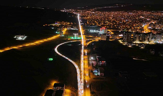 Tatilciler dönüş yolunda: 43 ilin geçiş noktasında kilometrelerce kuyruk