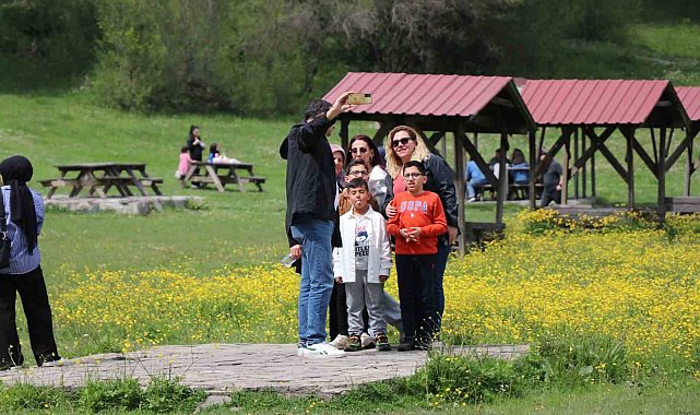 Tatilciler güzel havanın tadını Abant'ta çıkardı