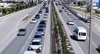 Tatilcilerin dönüş yoluna geçmesiyle Afyonkarahisar'da trafik yoğunluğu başladı