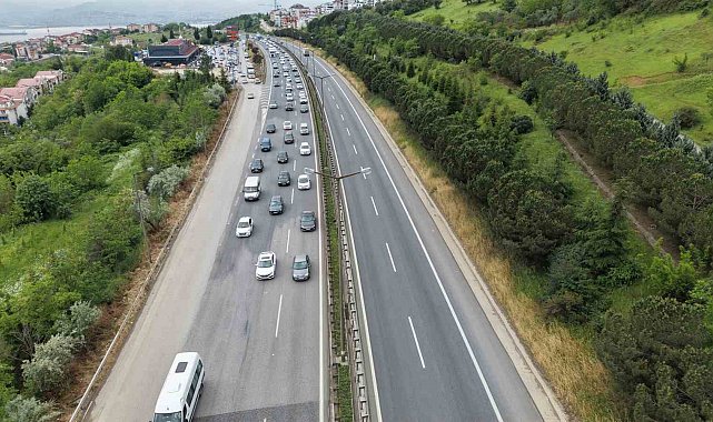 Tatilin ikinci gününde TEM'de trafik yoğun akıcı ilerliyor
