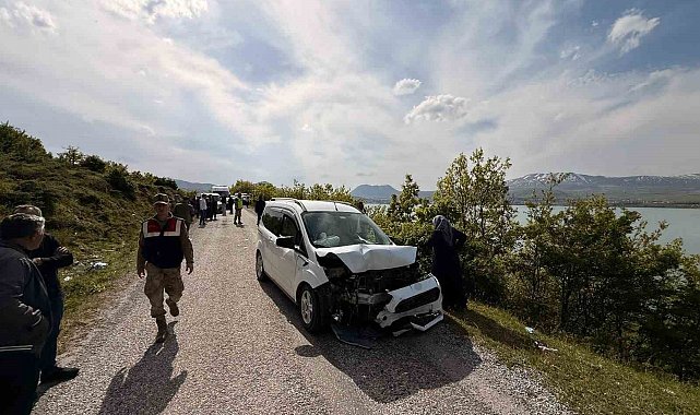 Tatvan'da otomobille kamyonet çarpıştı: 6 yaralı