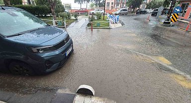 Tekirdağ'da 10 dakikalık sağanak yolları dereye çevirdi