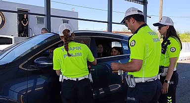 Tekirdağ'da bayram trafiğine sıkı denetim: Trafik ekiplerinden çikolata ve kolonya ikramı