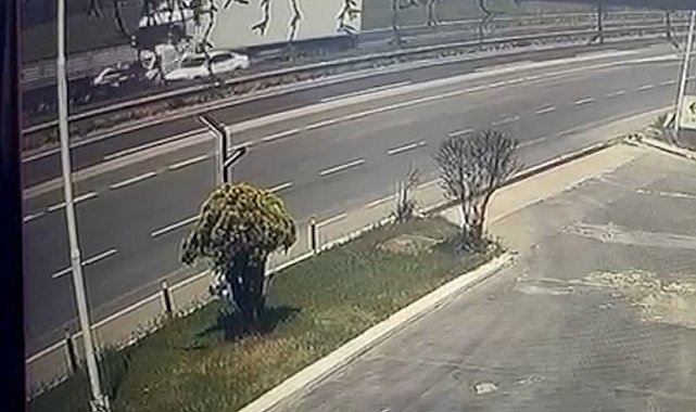 Tekirdağ'da feci kaza kamerada: İki tırın arasında kalan araçtan sağ çıktı