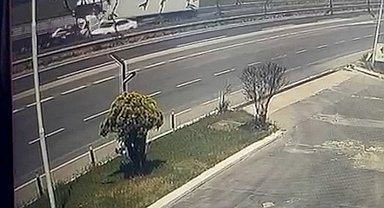 Tekirdağ'da feci kaza kamerada: İki tırın arasında kalan araçtan sağ çıktı