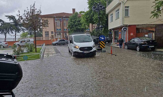 Tekirdağ'da şiddetli yağış yolları dereye çevirdi