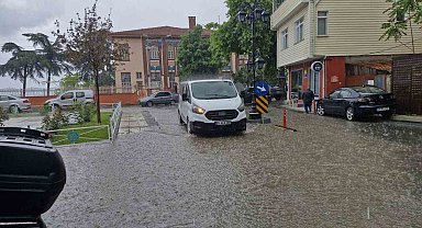 Tekirdağ'da şiddetli yağış yolları dereye çevirdi