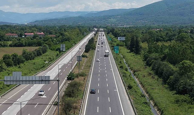 TEM Otoyolu'nun Düzce geçişinde bayramın ilk günü sakin geçiyor