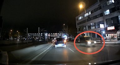 Ters yönde ilerleyen araç kameraya yansıdı