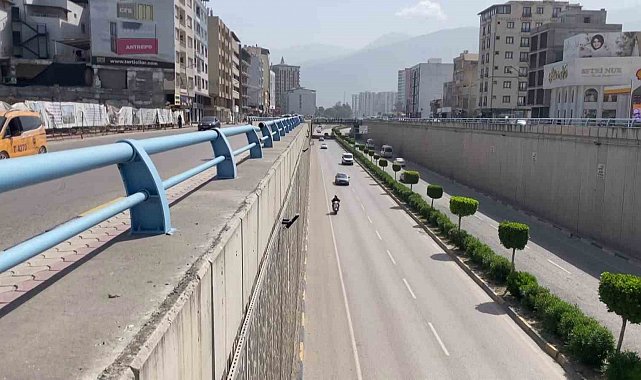 Ters yönde ilerleyerek çalan kornalara ve uyarılara aldırış etmeyen sürücü hayrete düşürdü