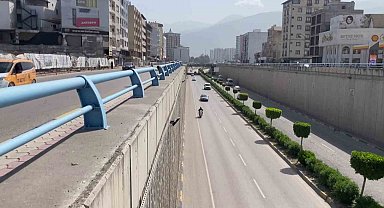 Ters yönde ilerleyerek çalan kornalara ve uyarılara aldırış etmeyen sürücü hayrete düşürdü