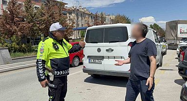 Ters yönden gelen eksik evraklı sürücüden polise ilginç tepki