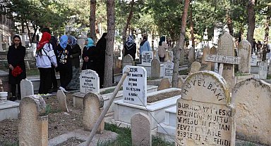 Terzibaba Mezarlığı'nda arife günü yoğunluğu