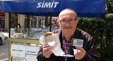 Tezgahı küçük, gönlü büyük engelli simitçi