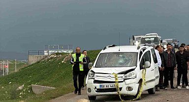 Ticari araç koyun sürüsüne daldı: Çoban öldü, 9 koyun telef oldu