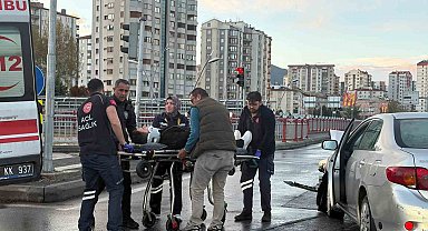 Ticari taksiyle otomobil çarpıştı: 2 yaralı