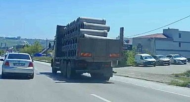 Tır üzerinde önlem alınmadan taşınan beton borular tehlike oluşturdu